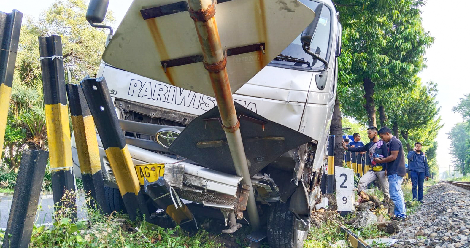 Proses evakuasi mobil Elf yang menabrak pembatas rel di Jalan Ahmad Yani Surabaya, Sabtu (4/2/2023). Foto: SP/Ariandi.