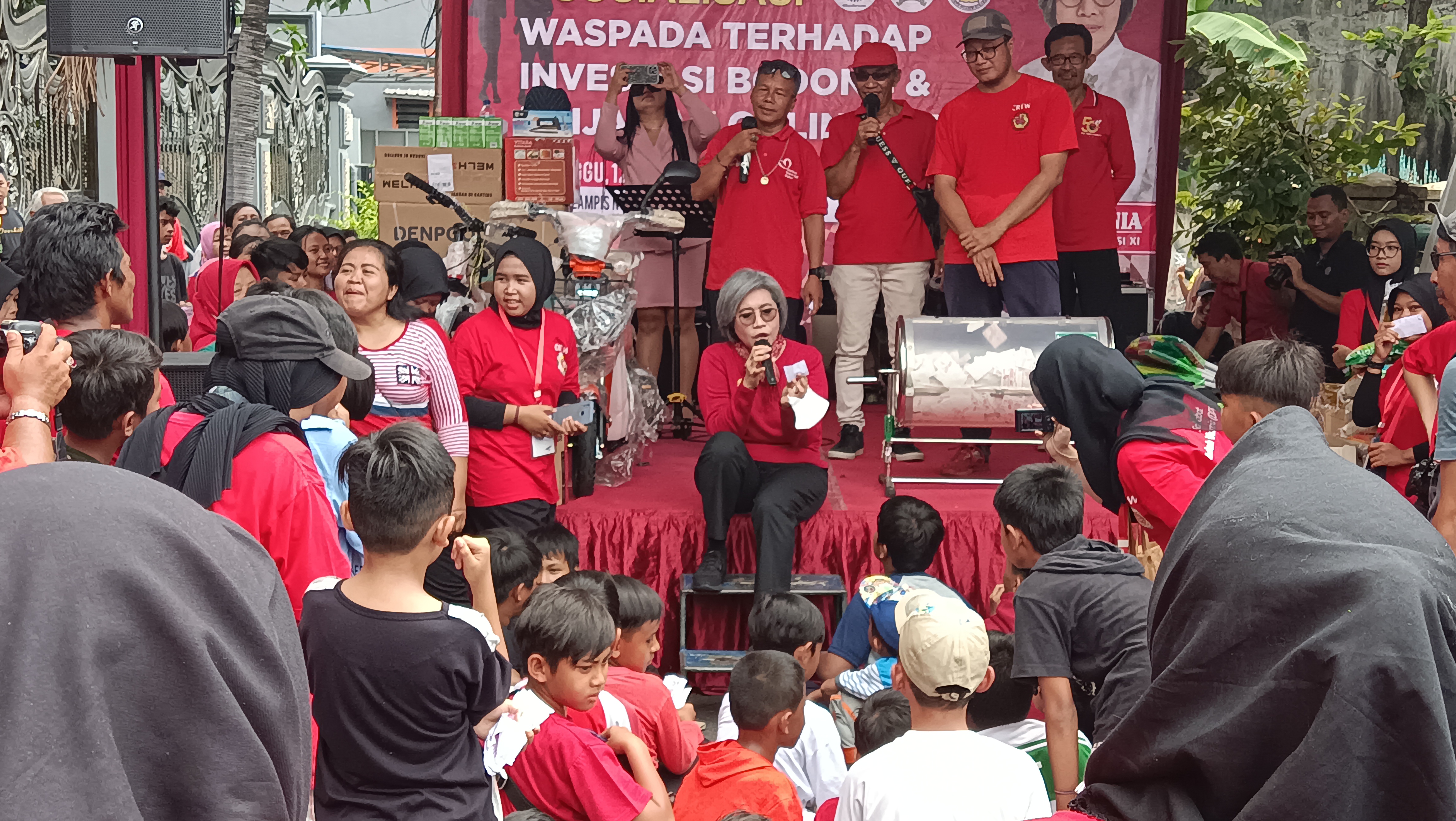 Indah Kurnia saat memberikan edukasi bahaya pinjaman online ilegal kepada warga Klampisasem, Surabaya, Minggu (12/3/2023). Sp/Arlana