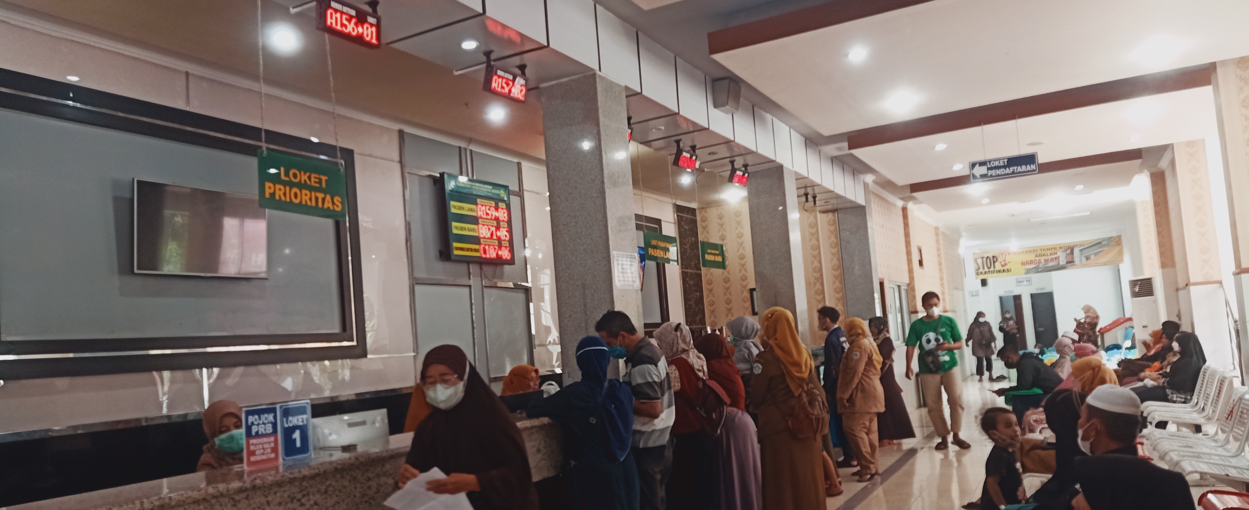 Layanan loket untuk pendaftaran pasien baru atau lama dijubeli pasien. Antrian panjangpun tidak terelakan. SP/MUHAJIRIN KASRUN