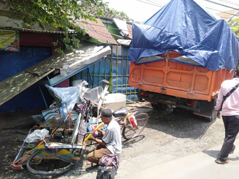 Kondisi truk dan becak usai tabrakan.