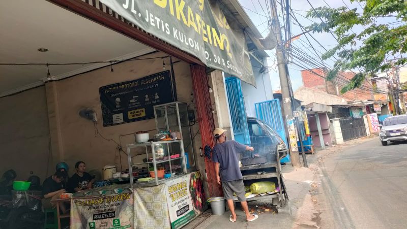 Warung makan milik Ali di Ketintang yang beroperasi tanpa penutup.