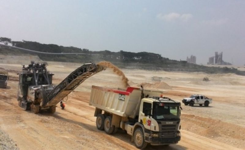 Surface mining_ merupakan teknik penambangan terbuka tanpa peledakan yang dilakukan di atas permukaan dengan menggunakan alat mekanis _mobile milling machine_, _surface miner engine power_ 950 HP, untuk meminimalisasi debu, bising dan getaran.