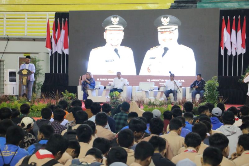 Bupati Fandi Akhmad Yani saat memberi sambutan di hadapan para pelajar SMA/SMK mengenai program kuliah kerja di Jerman, berempat di Wahana Ekspresi Poesponegoro, Sabtu (1/4). 