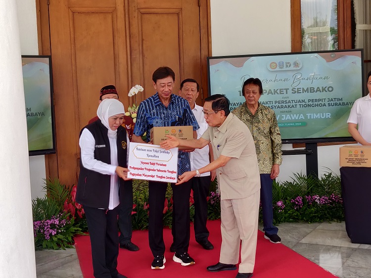 Yayasan Bhakti Persatuan dan Paguyuban Masyarakat Tionghoa Surabaya yang dipimpin oleh Alim Markus, memberikan bantuan sosial dan diterima secara simbolis oleh Gubernur Jawa Timur Khofifah Indar Parawansa, di halaman Gedung Grahadi Surabaya, Selasa (11/04