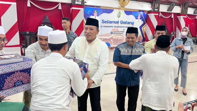 Bupati Sampang bersama Direktur Bank Sampang memberikan sembako. 