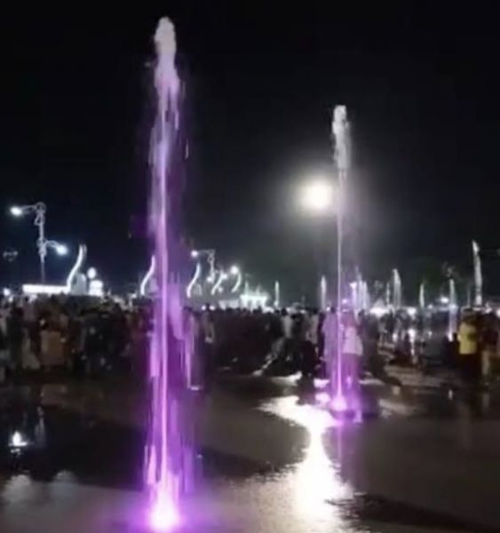 Suasana malam Mingguan di Alun-Alun Trunojoyo Sampang.