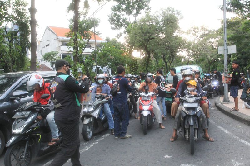 Sebanyak 500 bungkus takjil yang dibagikan oleh relawan DSD-SDS ludes dalam sekejap, di perempatan lampu merah Jalan Kebun Binatang Surabaya, pada Minggu (16/04/2023). 