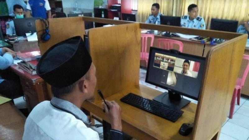Eks Kades Rejoso Kidul Pasuruan mengikuti sidang kasus korupsi bantuan desa secara virtual.
