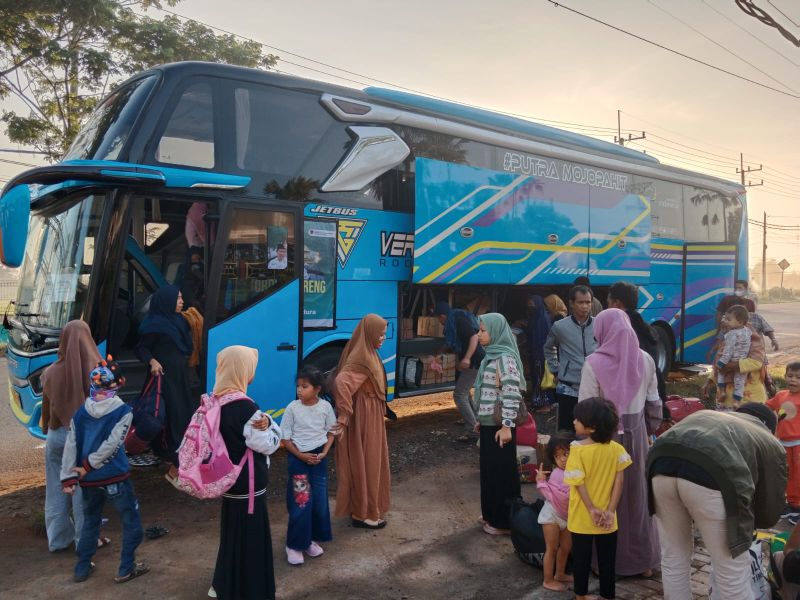 Beberapa pemudik yang turun di Tangkel (Suramadu).