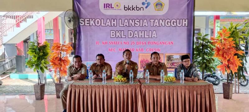 Camat Manyar Zainul Arifin didampingi Kepala Desa Pongangan Aang Chunaifi saat membuka Sekolah Lansia Tangguh tahap kedua, bertempat di Balai Desa Pongangan, Manyar, Gresik, Senin (8/5).  SP/Grs