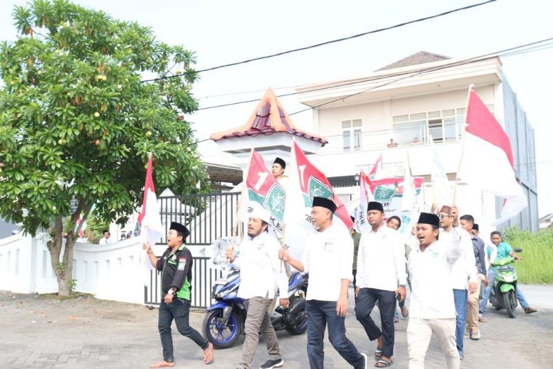 Pengurus DPC PKB memasuki kantor KPU Bangkalan. 