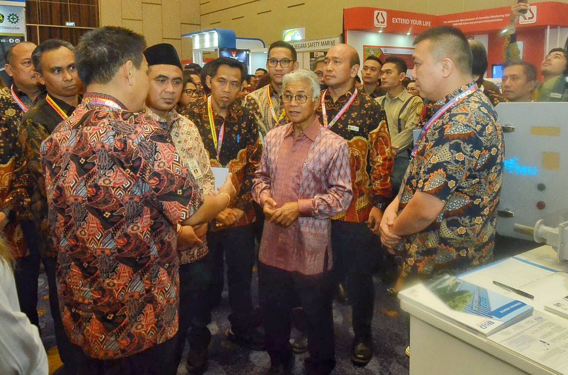 Wakil Gubernur Jawa Tengah Taj Yasin Maimoen (Gus Yasin); Kepala SKK Migas Dwi Soetjipto meninjau stand UMKM di area pameran kegiatan Forum Kapnas III 2023 wilayah Jabanusa di Hotel Westin, Surabaya, Senin (22/5/2023). Sp/Arlana