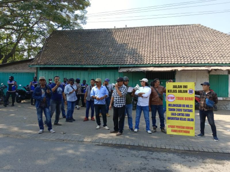 Anggota LSM ELPAMAS saat turun jalan di area pertambangan kecamatan kejayan kabupaten Pasuruan