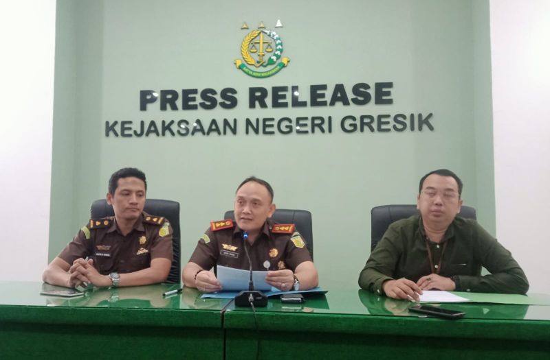 Kajari Gresik Nana Riana didampingi Kasipidsus Alifin Nurahmana Wanda dan Kasiintelijen Achmad Nur Rizky saat menggelar press release di kantor Kejari Gresik, Senin (12/6).