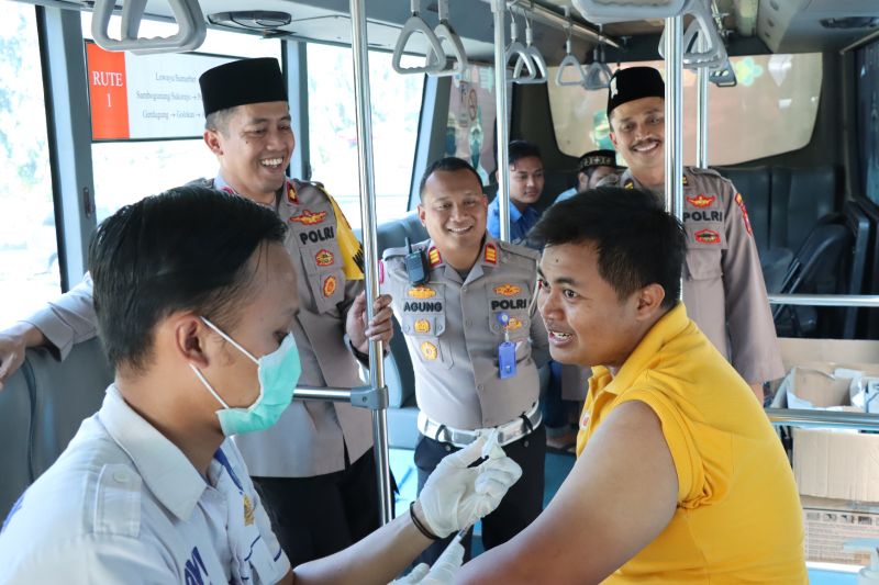 Wakapolres Gresik Kompol Erika Purwana Putra ikut menyaksikan pemeriksaan kesehatan secara gratis kepada masyarakat menjelang peringatan Hari Bhayangkara ke-77, bertempat di Masjid Agung Gresik.