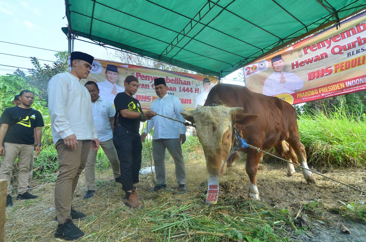 Dewan Penasehat DPD Partai Gerindra BHS (tengah) melakukan serah terima sapi kurban di Posko Relawan BHS, di Gunungsari Indah, Surabaya, Kamis (29/6/2023). Sp/Arlana