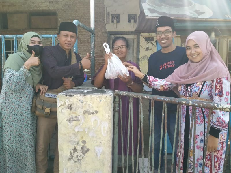 Pengurus KWG saat membagikan daging kurban kepada warga di sekitar Balai Wartawan Jl Basuki Rahmat Gresik.