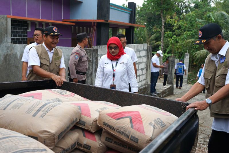 SIG bekerja sama dengan BPBD Bantul dan Gunung Kidul menyalurkan bantuan semen untuk perbaikan rumah warga terdampak gempa bumi di Kabupaten Bantul dan Kabupaten Gunung Kidul.