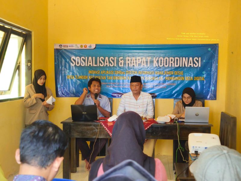 Zainudin (dosen pembimbing) kiri, saat memberikan pemaparan saat sosialisasikan aplikasi administrasi Kependudukan.