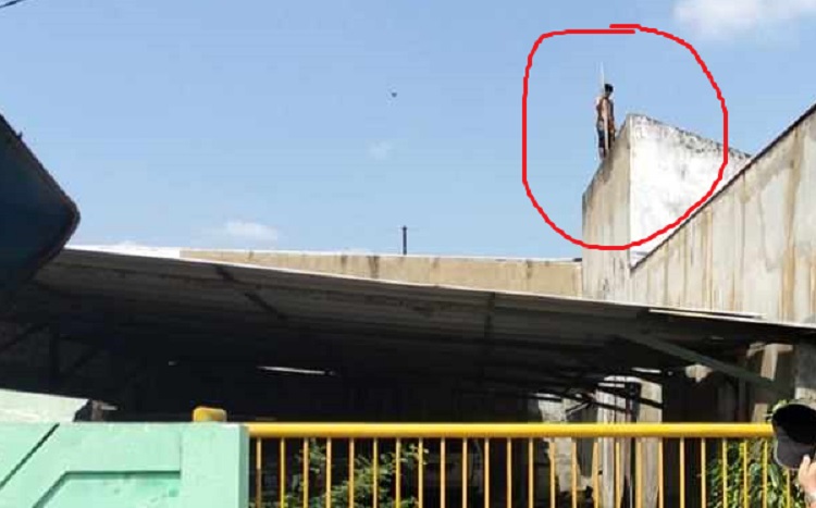 Tangkapan layar seorang paruh baya (30) di Surabaya hendak bunuh diri, Senin (24/07/2023). SP/ SBY