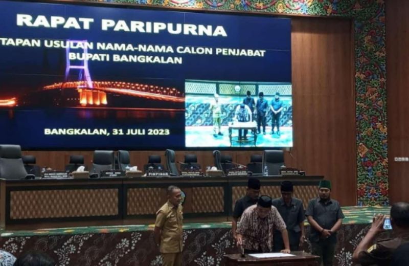  Penandatanganan surat usulan nama PJ Bupati melalui Rapat Paripurna. 