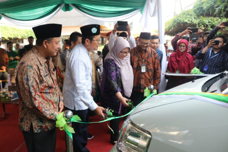 Pemberian 1 unit ambulance untuk transportasi kesehatan masyarakat warga di kabupaten Ponorogo. Foto: Pegadaian
