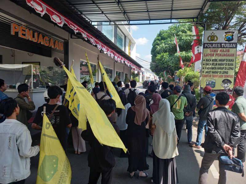 Anggota IKA PMII Tuban saat berada di pintu penjagaan masuk Mapolres Tuban.