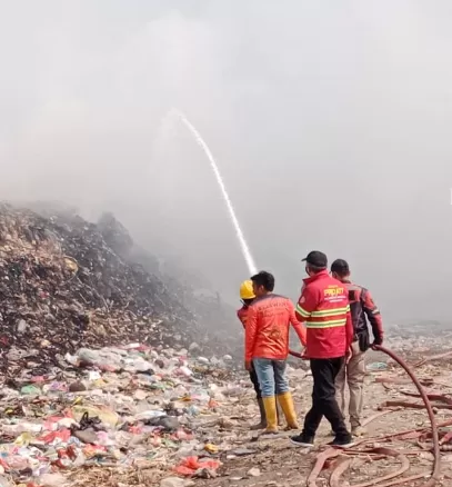 Petugas pemadaman kebakaran Kota Mojokerto berjibaku memadamkan api di TPA Randegan Kota Mojokerto