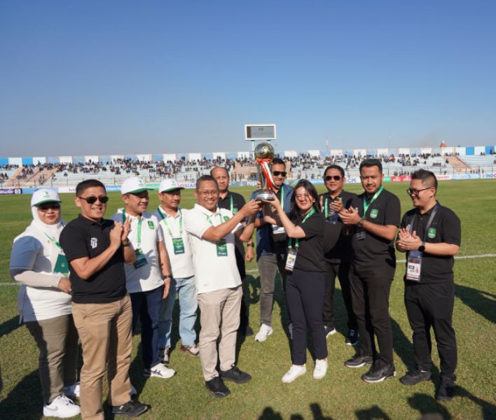 Penyerahan trophy Pegadaian Liga 2 oleh direktur utama PT.Pegadaian Damar Latri Setiawan kepada wakil ketua umum II PSSI Ratu Tisha Destria. 