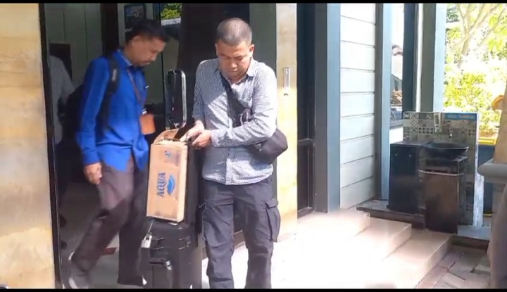 Petugas KPK membawa koper dan kardus usai menggeledah kantor Dinas Perkim Kabupaten Lamongan. SP/MUHAJIRIN