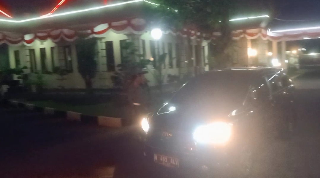 Mobil yang ditumpangi KPK saat keluar dari rumah dinas bupati.
FOTO:SP/MUHAJIRIN