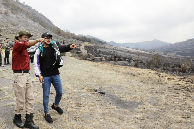 Gilang dan tim menyerahkan langsung bantuan bagi relawan, pihak pemerintah, pengelola dan masyarakat yang terdampak melalui Balai Besar Taman Nasional Bromo Tengger Semeru.