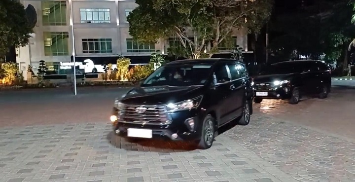 Rombongan mobil KPK saat keluar dari kantor Pemda Lamongan usai melakukan penggeledahan. SP/MUHAJIRIN