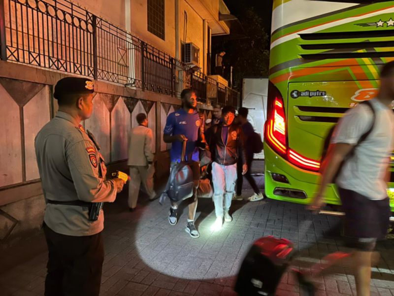 Pengamanan ketat dilakukan anggota Polres Gresik di sebuah hotel di Gresik, tempat menginap para pemain Arema FC.