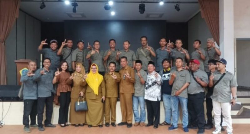 Wakil Bupati Gresik Aminatun Habibah didampingi Kadispendik S Hariyanto berpose bersama anggota Komunitas Wartawan Gresik usai kegiatan Ngobrol Asik Pendidik di GNI Gresik pada akhir pekan lalu.