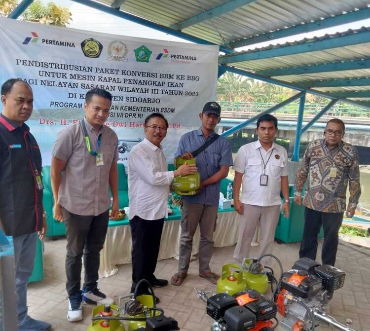 Komisi VII DPR RI Bambang DH saat membagikan bantuan mesin motor tempel LPG kepada nelayan kecil di Sidoarjo, Kamis (05/10/2023). SP/ Hikmah
