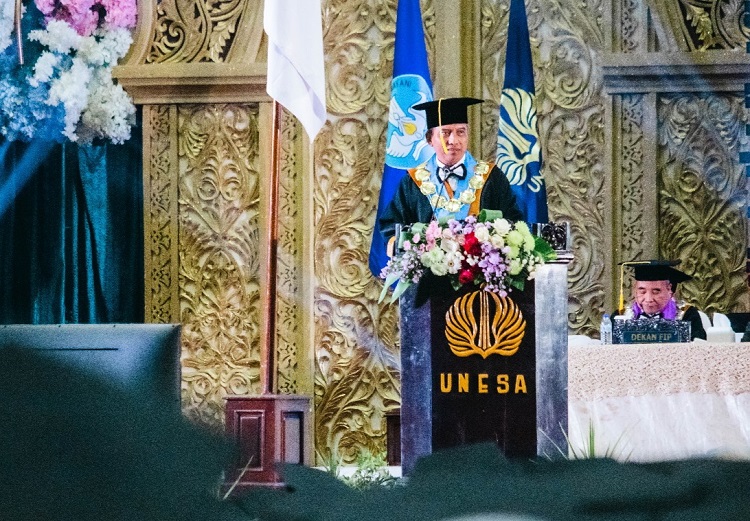 Rektor Unesa Prof Nurhasan kukuhkan 1501 pada wisuda periode 108 yang digelar pada Selasa (10/10/2023). SP/ Aini dan tim humas unesa