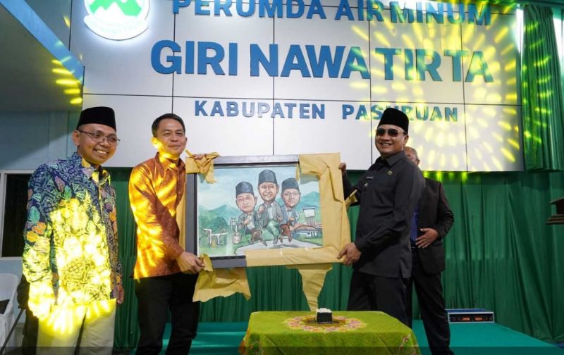 Direktur PDAM Giri Nawa Tirta Za'ari bersama jajaran direksi.