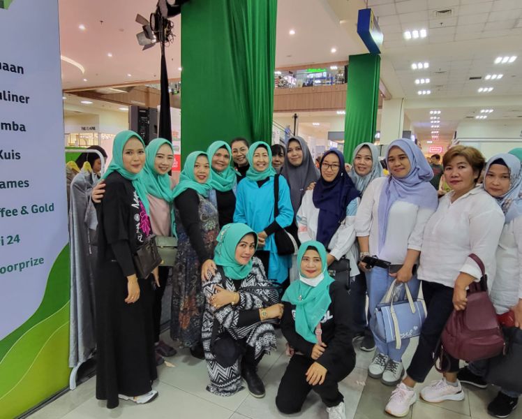 rombongan  dari Ikatan Istri Karyawan Pegadaian (IIKP) PT Pegadaian Kanwil XII Surabaya ikut meramaikan mengunjungi pekan raya pegadaian 