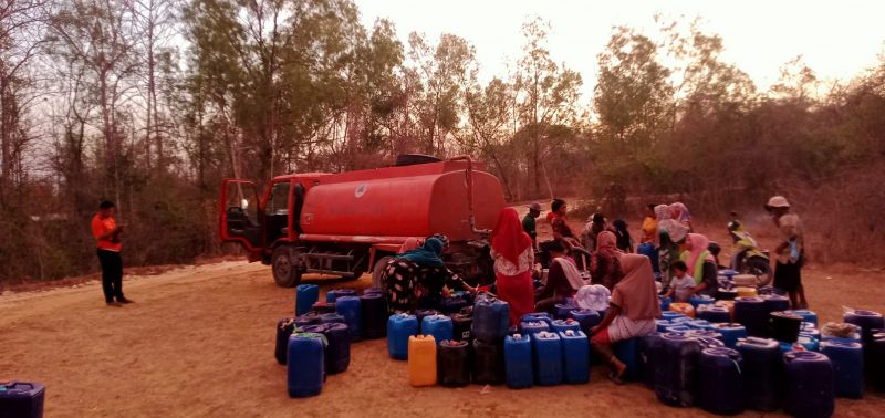 Badan Penanggulangan Bencana Daerah (BPBD)  Kabupaten Sampang, Madura, Jawa Timur memberhentikan droping air ke tempat dampak kekeringan. 