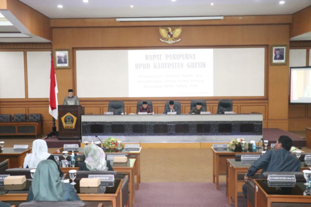 Suasana rapat paripurna DPRD Gresik dengan agenda penyampaian jawaban bupati atas pandangan umum fraksi pada Senin (23/11).