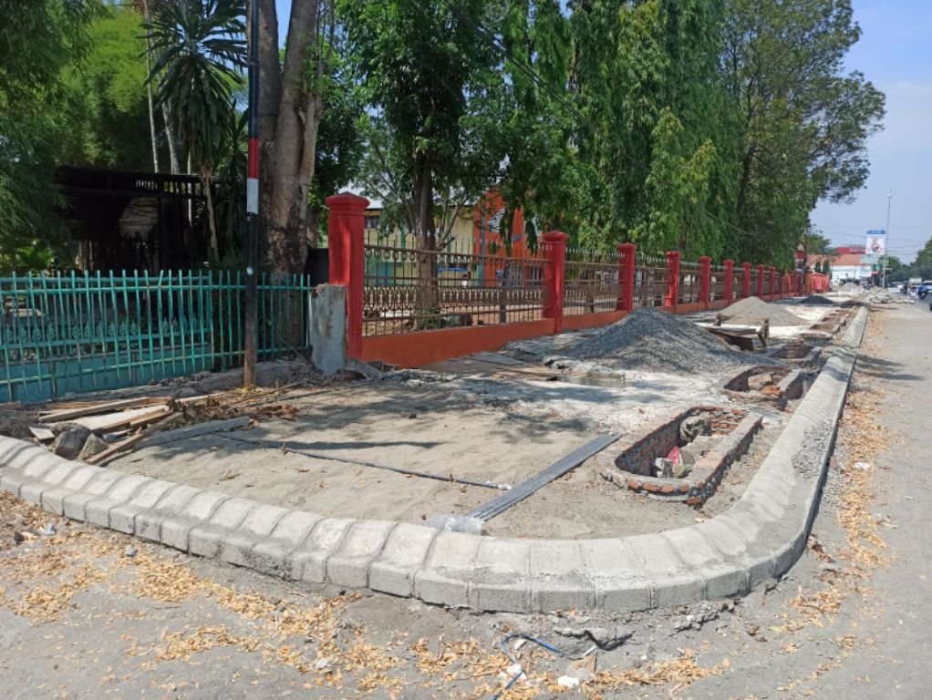 Proyek trotoar dan drainase Jl Presiden KH Abdurahman Wahid.