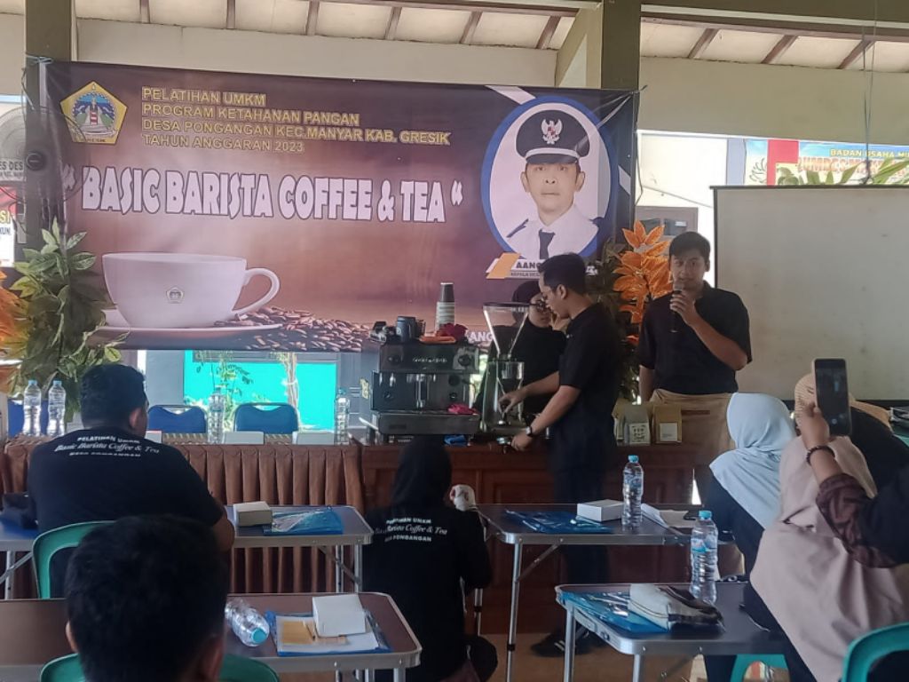 Suasana pelatihan barista yang digelar di Balai Desa Pongangan, Kecamatan Manyar, Gresik pada Sabtu (28/10).