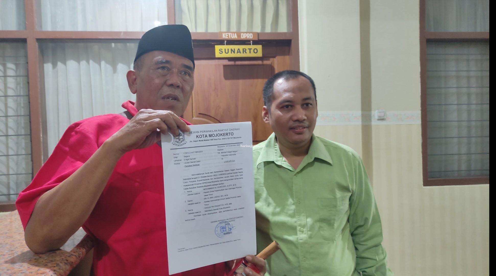 Ketua Dewan Sunarto dan Wakil Ketua Junaedi Malik memperlihatkan berita acara usulan Pj wali kota Mojokerto
