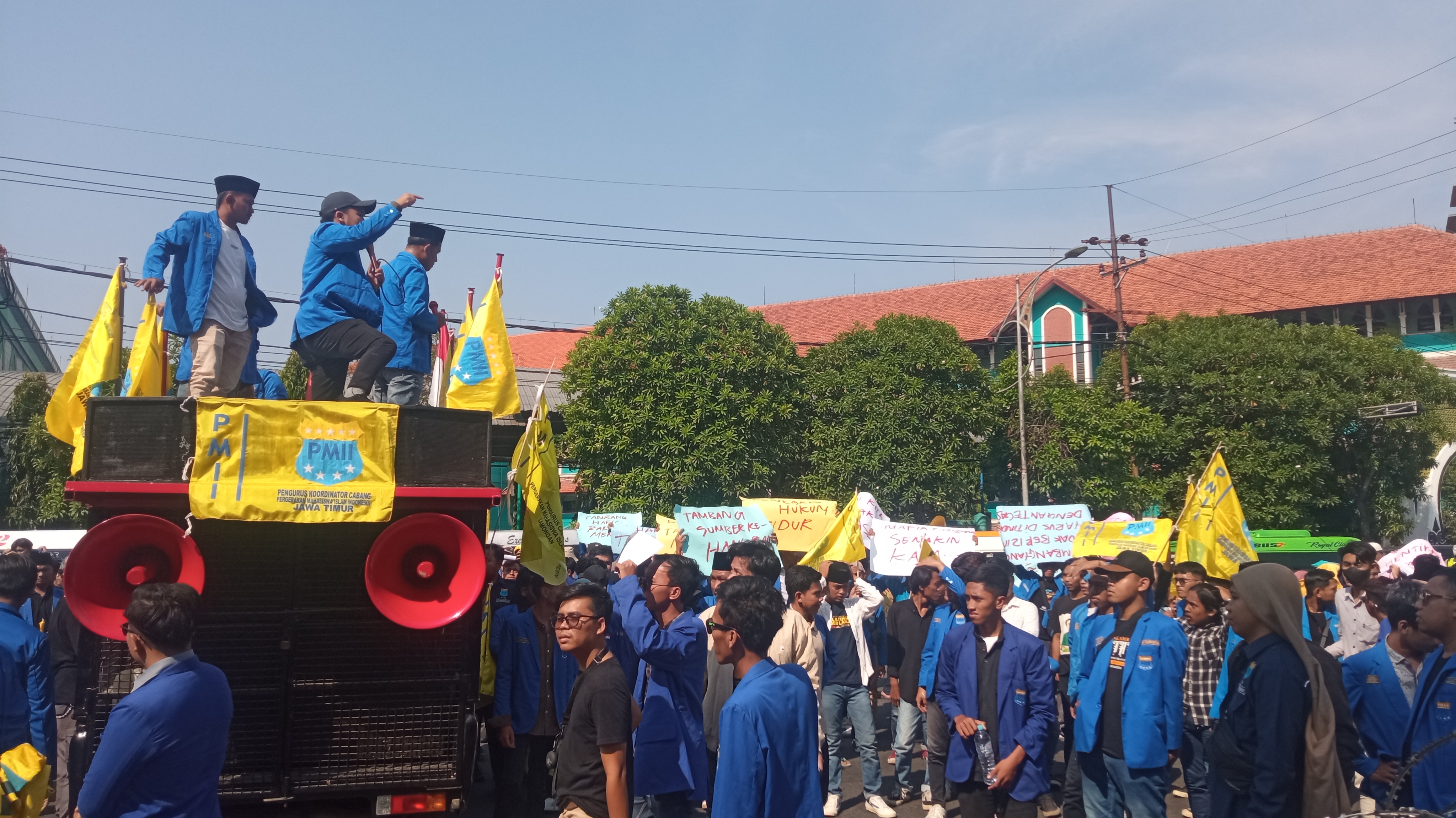 Pergerakan Mahasiswa Islam Indonesia (PMII) meminta DPRD Jatim untuk menindak tegas tambang liar. SP/Aini