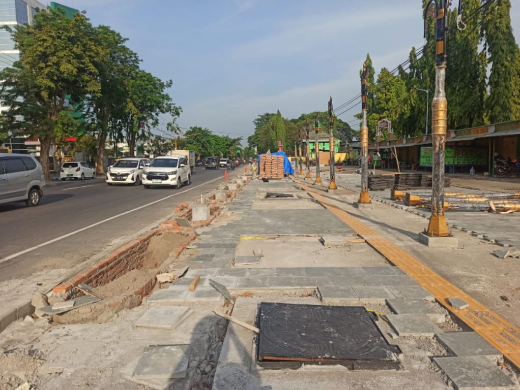 Proyek rehabilitasi trotoar dan drainase Jalan Presiden KH Abdurahman Wahid atau Gus Dur Jombang. SP/Sarep
