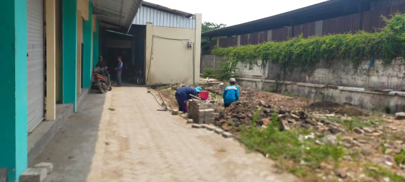 Pekerja membuat pondasi pembangunan empat kios di pasar Tunggorono Jombang. SP/SAREP