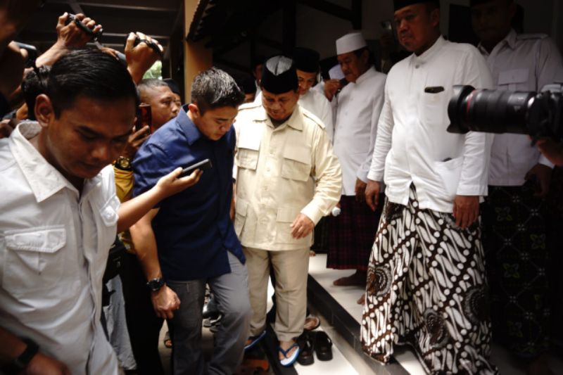 Prabowo Subianto usai menggelar pertemuan tertutup dengan Kyai wilayah Mataramam di Ponpes Tebuireng Jombang, Sabtu (11/11/2023). 
