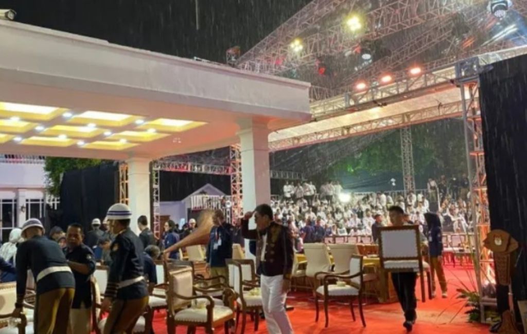 Hujan turun jelang pengundian nomor urut pasangan calon presiden dan calon wakil presiden peserta Pemilu 2024 di Kantor KPU RI, Jakarta, Selasa (14/11/2023).