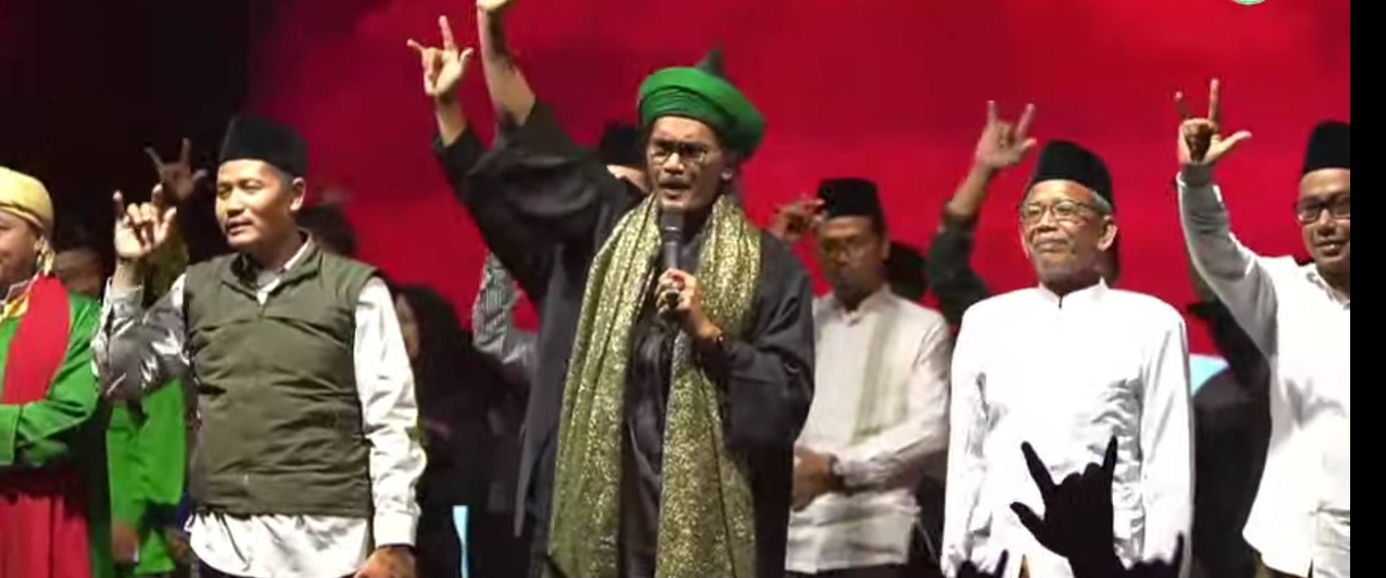KH. Muhammad Ali Shodiqin atau Abah Ali Mafia Sholawat memimpin sholawat kebangsaan memburu ganjaran di Lamongan. FOTO:SP/MUHAJIIRN
